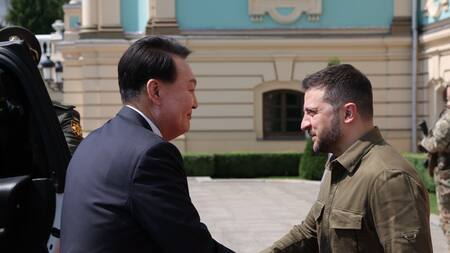 Encuentro en Kiev entre Yoon Suk-yeol y Volodimir Zelenski. Foto: EFE.