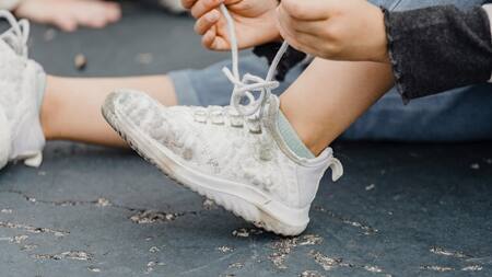 Zapatillas, limpieza, calzado. Foto: Pexel