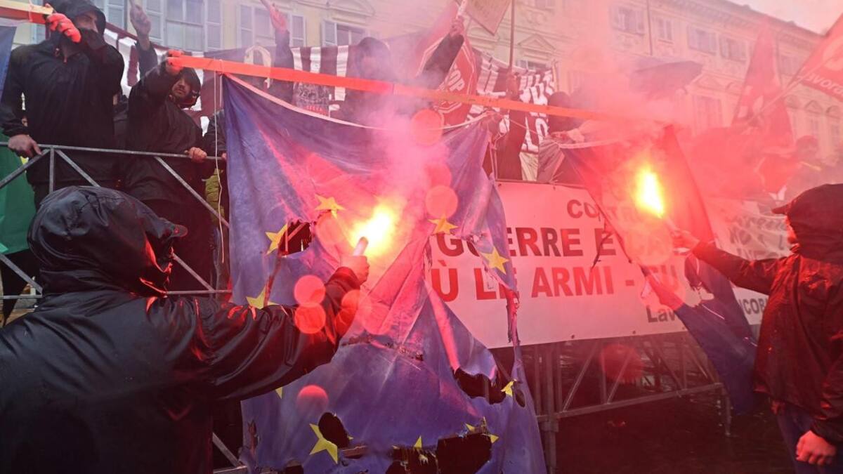 Queman bandera de la Unión Europea y de la OTAN en Turín por el Día internacional de los trabajadores. Foto EFE.