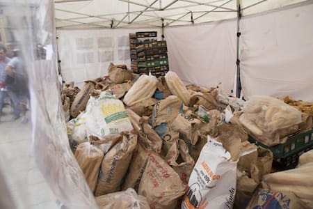 Panazo - Panaderos bonaerenses reparten 5 mil kilos de pan en la Plaza de los Dos Congresos (NA)