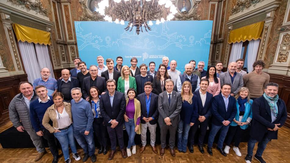 Axel Kicillof e intendentes bonaerenses. Foto: NA.