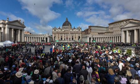 Despedida multitudinaria al papa Francisco en el Vaticano. Foto: REUTERS/Kevin Coombs