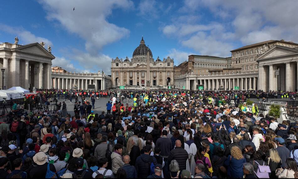 Despedida multitudinaria al papa Francisco en el Vaticano. Foto: REUTERS/Kevin Coombs