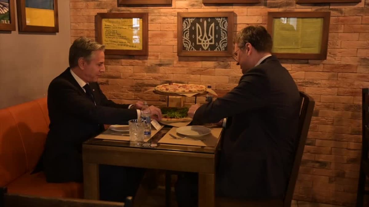 Blinken y Kuleba comiendo una pizza. Foto: Reuters.