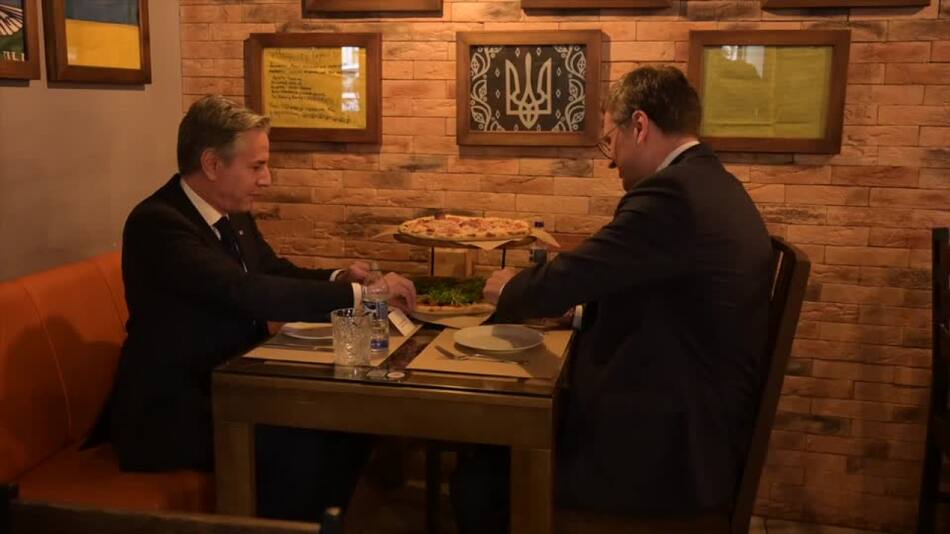 Blinken y Kuleba comiendo una pizza. Foto: Reuters.