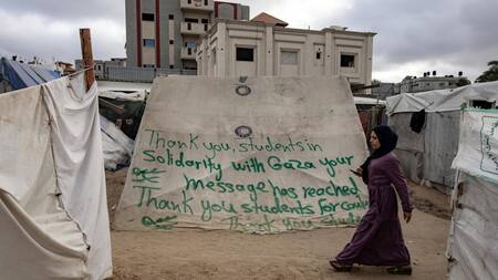 Tienda de refugiados palestinos en Gaza agradecen a los estudiantes estadounidenses. Foto: EFE.