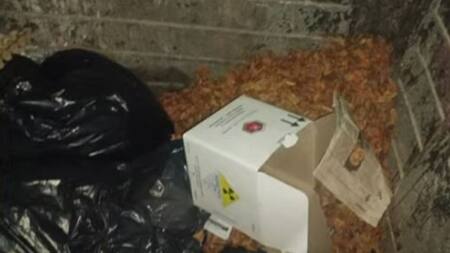 El contenedor donde se halló la caja vacía. Foto: Policía de la Ciudad.