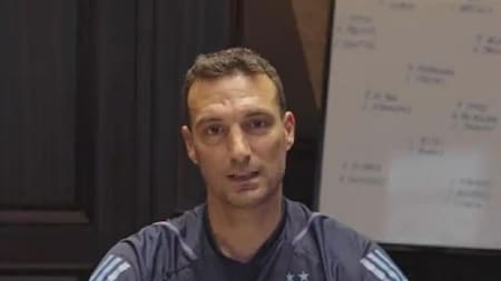 Los detalles de la pizarra de Lionel Scaloni. Foto: captura de video.