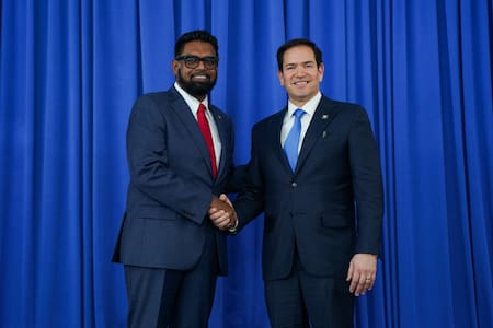 Marco Rubio, secretario de Estado estadounidense, junto a Irfaan Ali, presidente de Guyana. Foto: Reuters/Nathan Howard
