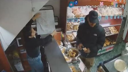 Un delincuente fingió ser cliente y terminó robando una panadería. Foto: captura de video.