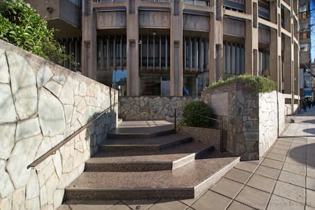 La entrada de la Torre Dorrego, uno de los edificios que aparece en "El Eternauta". Foto: Moderna Buenos Aires.