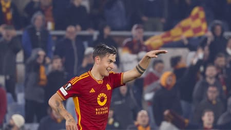 Festejo de Paulo Dybala para la Roma ante el Milan por la Europa League. Foto: EFE.