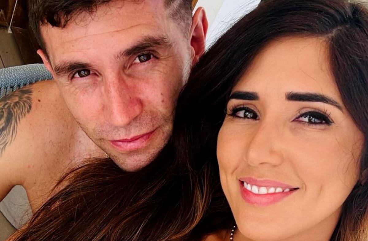 Dibu Martínez y esposa