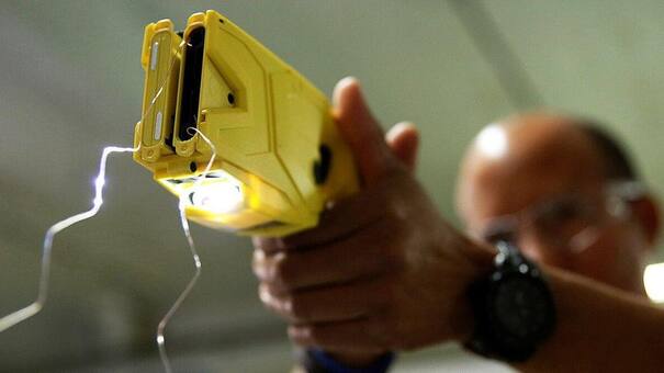 El Gobierno autorizó la importación de 60 pistolas Taser que fueron adquiridas por la Policía de la Ciudad