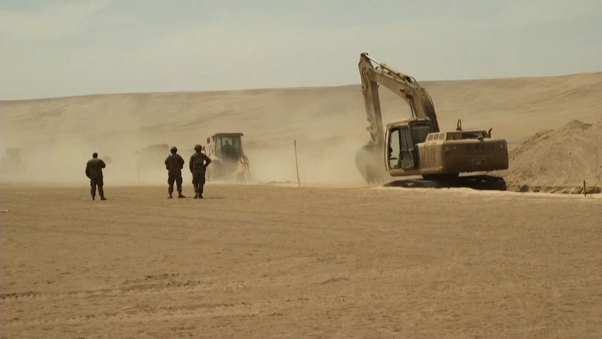 Chile empezó a cavar enormes zanjas en la frontera con Perú.