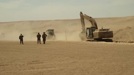 Chile empezó a cavar enormes zanjas en la frontera con Perú: cómo es el “Plan Escudo Fronterizo” para frenar la inmigración ilegal