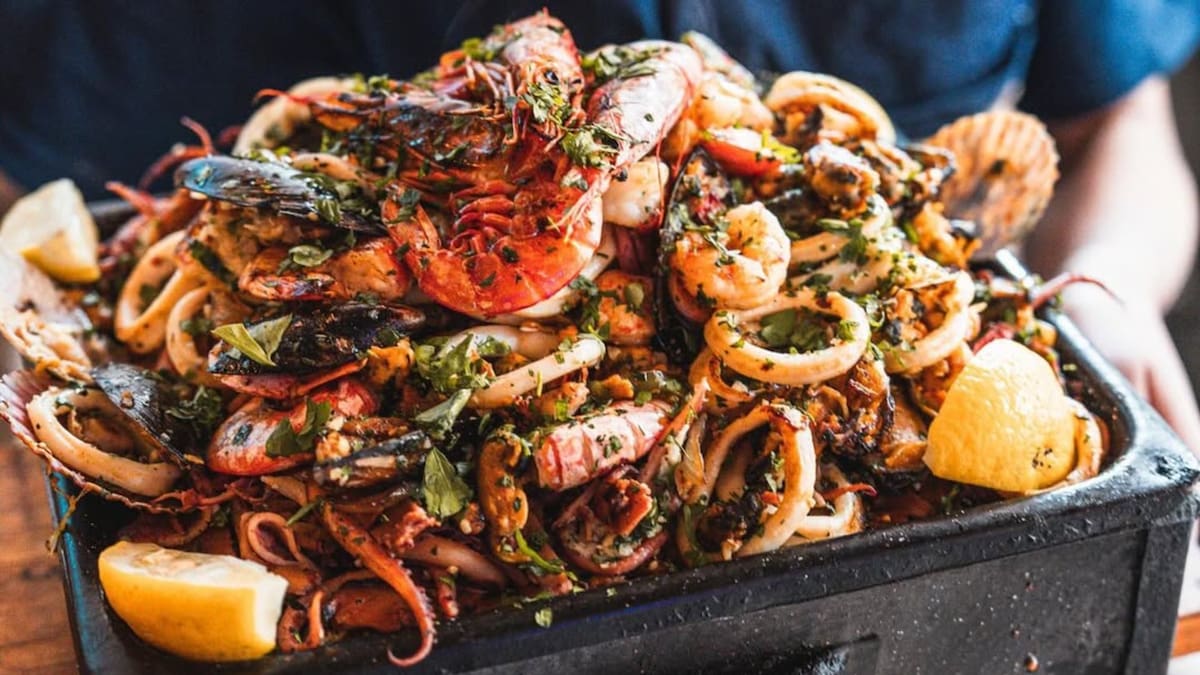 El bodegón de barrio con las mejores rabas, platos muy abundantes y la parrillada de mar más grande de CABA