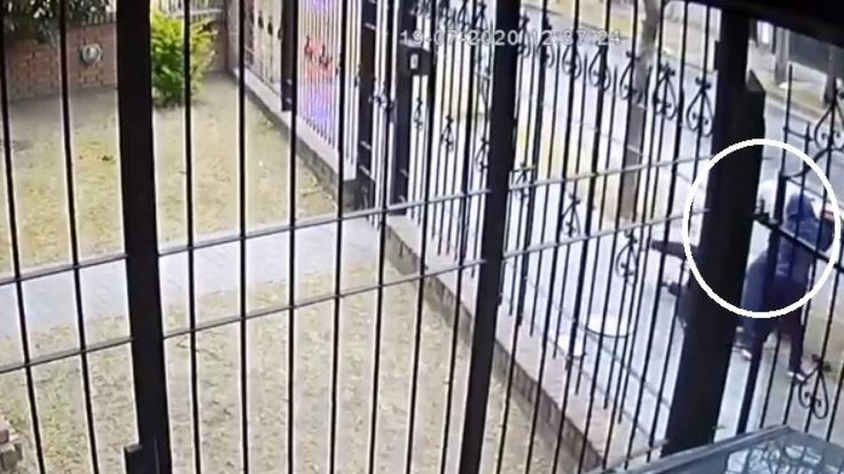 Nene defendiendo a su mamá de un robol