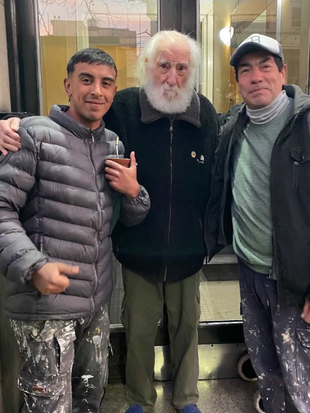 José Larralde con dos fanáticos folklore música popular hoy 2026
