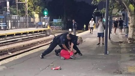 Detención de un hombre que amenazaba con detonar una granada en Flores.