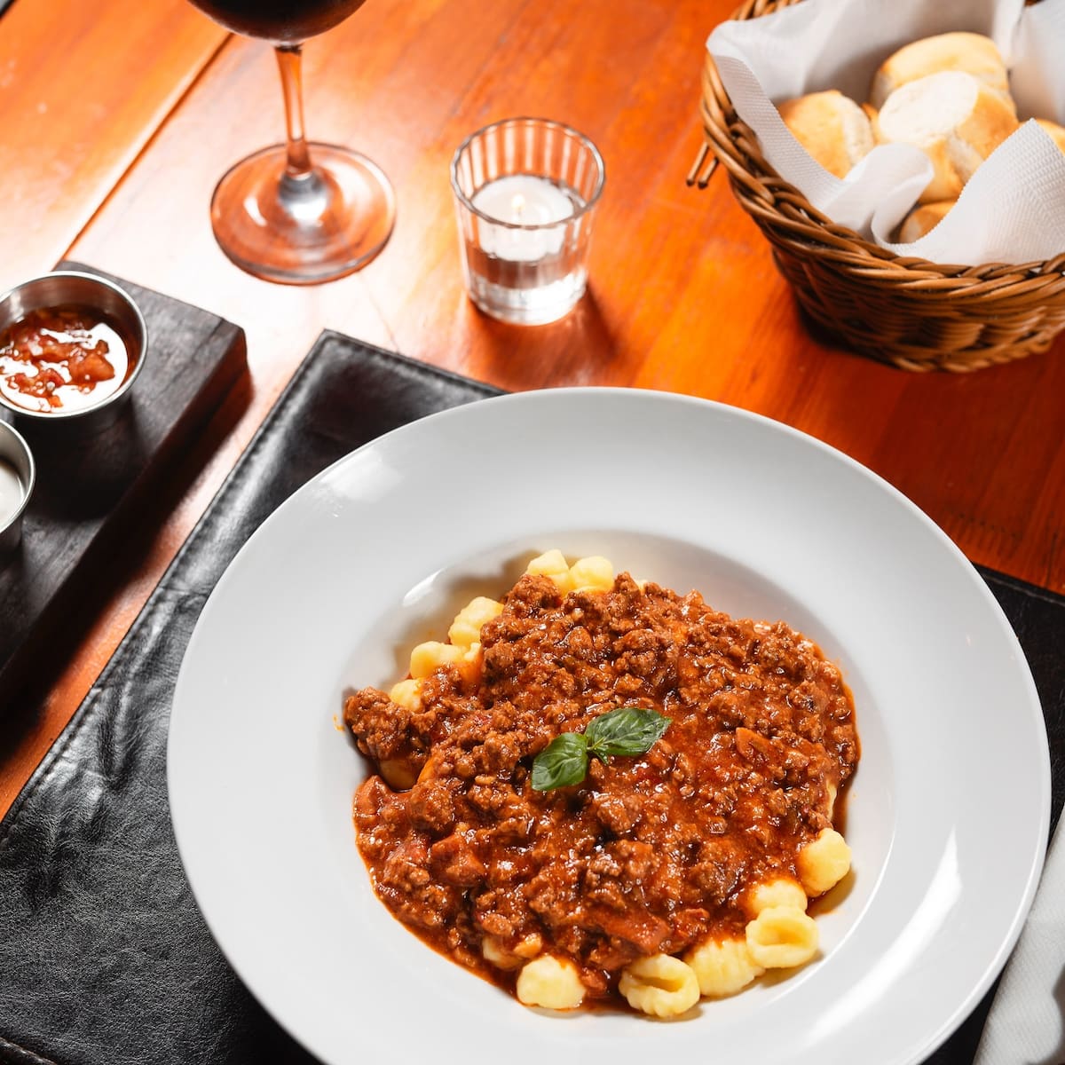 Cuál es el origen de la tradición y por qué se pone dinero debajo del plato