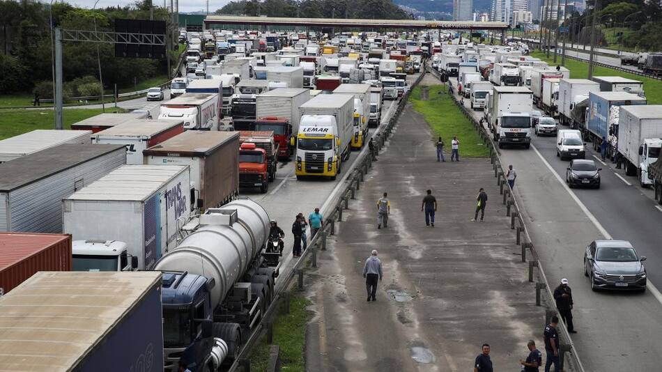 Protestas y cortes en Brasil. Foto: REUTERS