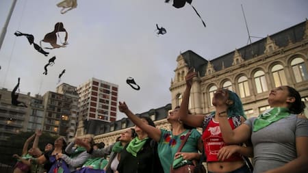 Corpiñazo manifestación contra la sanción a la alumna - NA
