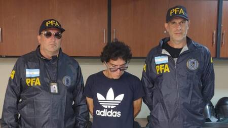 Jhon Paul Revilla y la comisión de la PFA que lo capturó. Foto: NA