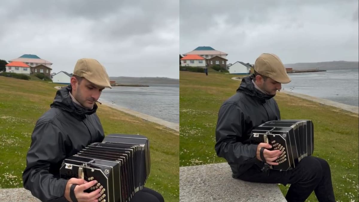 Alejandro Pereyra, el músico argentino que tocó el himno nacional con su bandoneón en las Islas Malvinas.
