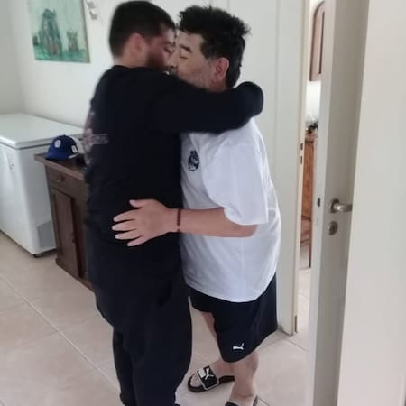 El abrazo entre Diego Maradona y su hijo Diego Junior. Foto: Instagram.