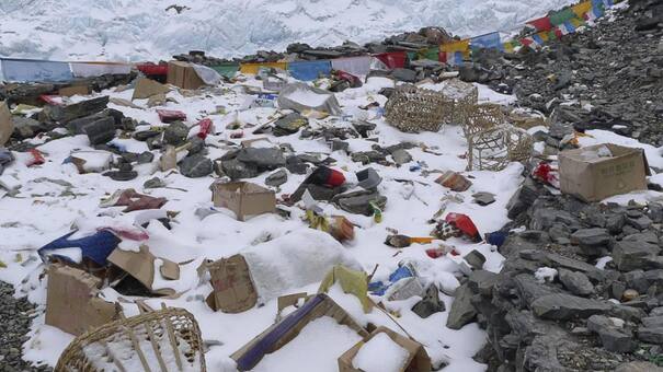 El Everest, cada vez más sucio: el turismo descontrolado deja 200 toneladas de residuos al año
