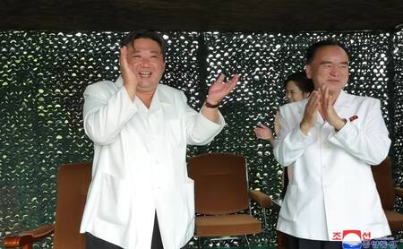 El líder norcoreano Kim Jong Un reacciona durante el lanzamiento del misil balístico. Foto: Reuters