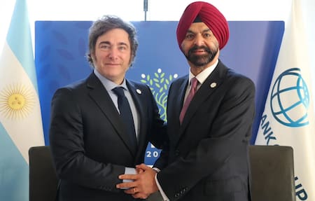 Javier Milei junto al presidente del Banco Mundial, Ajay Banga.