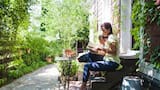 El tip económico y sustentable que transforma patios y jardines en espacios fáciles de mantener: ¿Lo conocías?