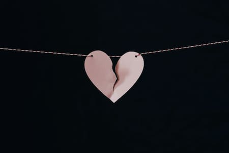 Corazón, corazón roto, relación tóxica. Foto Unsplash.