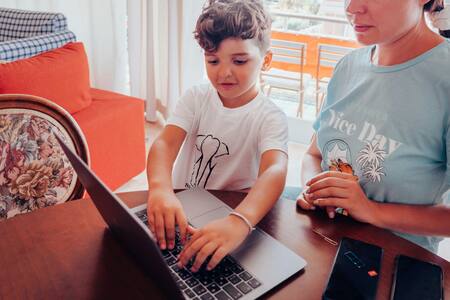 Niños, computadora, tecnología. Foto: Pexels.