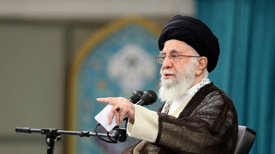 El Líder Supremo de Irán, el ayatolá Ali Jamenei, habla durante una reunión con un grupo de estudiantes en Teherán, Irán. Reuters