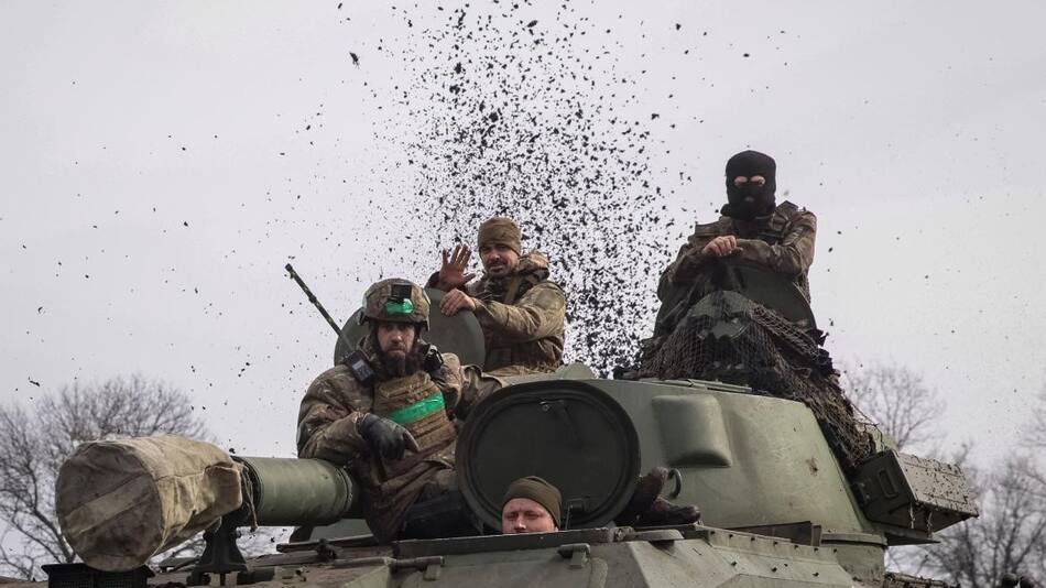 Miembros del servicio ucraniano llegando a Bajmut. Foto Reuters.
