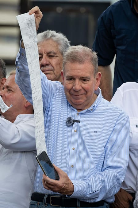 Edmundo González muestra los resultados de una mesa de votación. Foto: EFE.