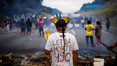 Protestas por el proyecto de ley que delimita la demarcación de tierras indígenas en Brasil. Foto Reuters