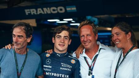 Franco Colapinto junto a María Caterineu y Jamie Campbell-Walter. Foto: Instagram.