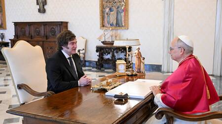 Javier Milei junto a León XIV en el Vaticano. Foto: REUTERS.