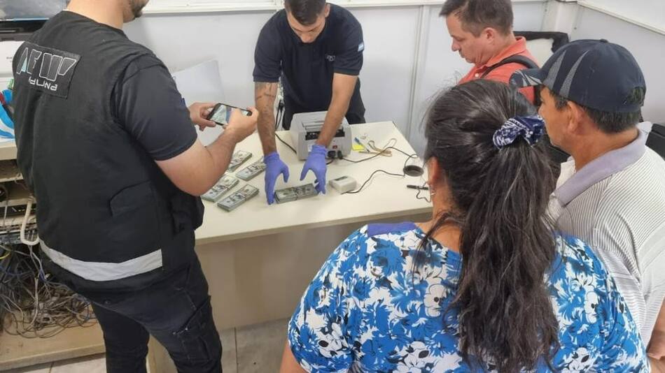 Aduana descubre 60 mil dólares ocultos en bolsas de café. Foto: Aduana.