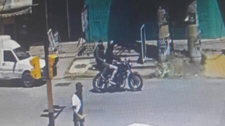 Motochorros escapando tras la salidera. Foto: NA