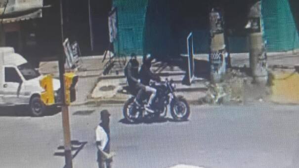 En una salidera bancaria dos motochorros se llevaron casi un millón de pesos
