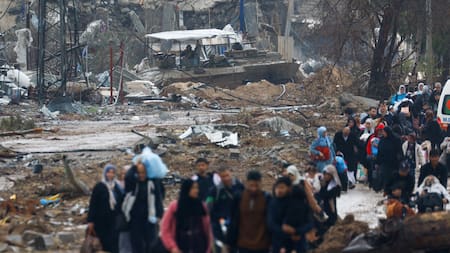 Los palestinos huyen del norte de Gaza y se trasladan al sur de la guerra , cerca de la ciudad de Gaza. Reuters