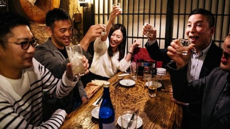 Consumo de alcohol en Japón. Foto: NA.