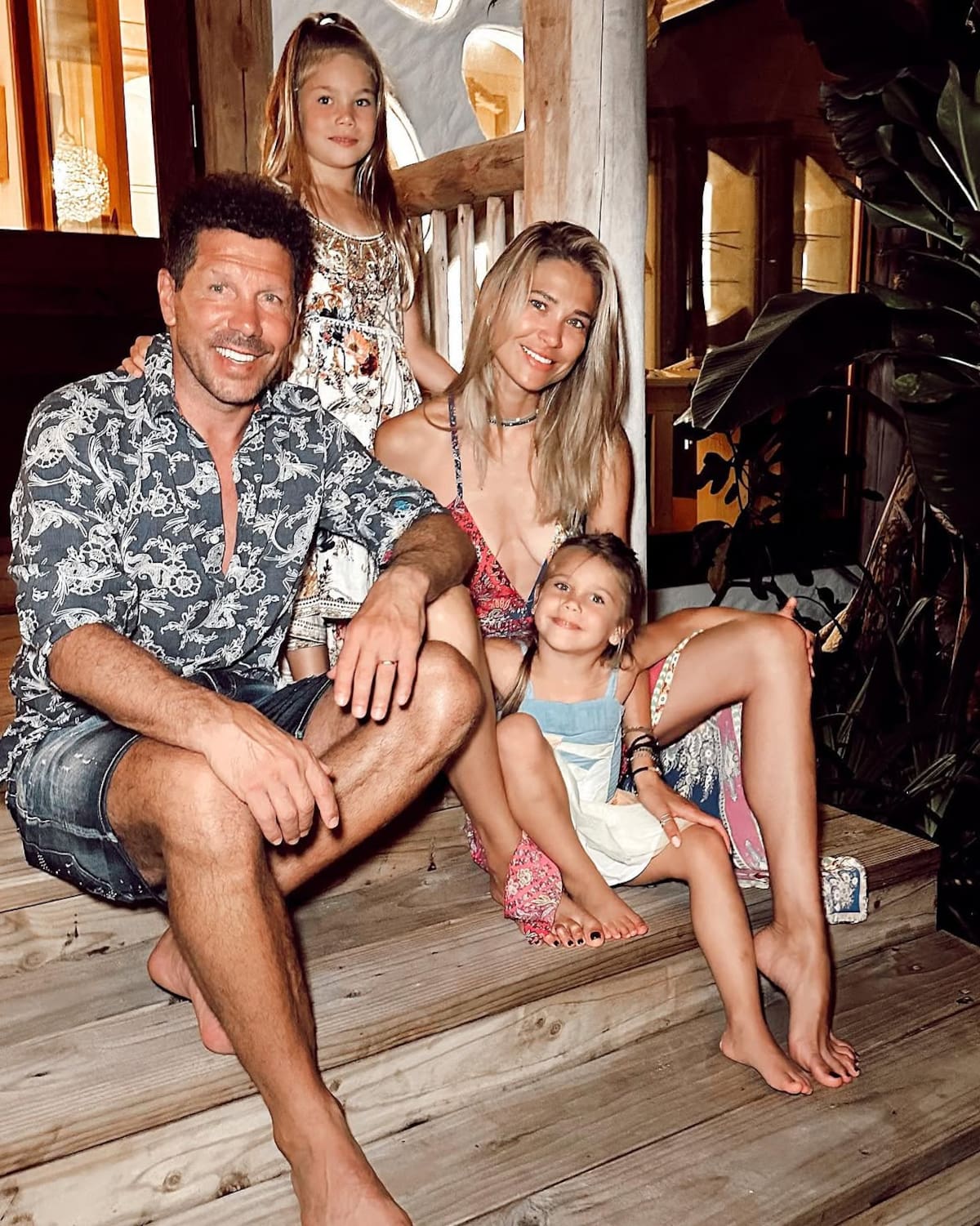 Cholo Simeone junto a su mujer e hijos