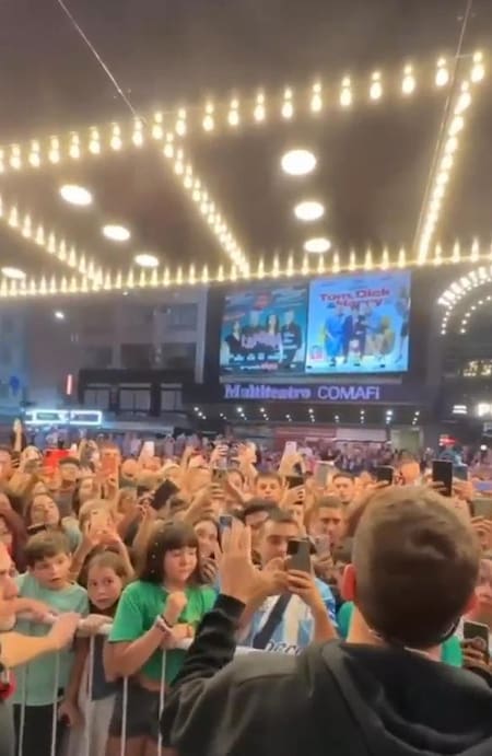 El actor hablando con la gente. Foto: captura de video.