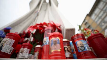 Cadena de oración en el hospital Gemelli de Roma por el Papa Francisco. Foto: REUTERS/Guglielmo Mangiapane.